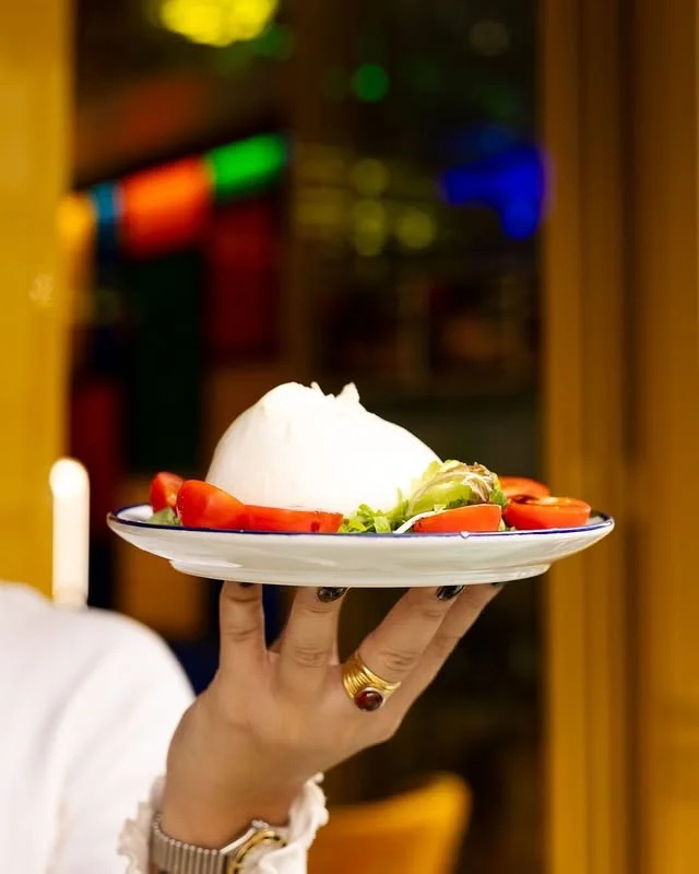 Burrata, tomates et antipasti servis chez Nino Fresco