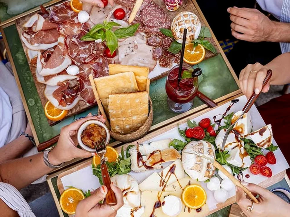 Grande table à partager chez Nino Fresco