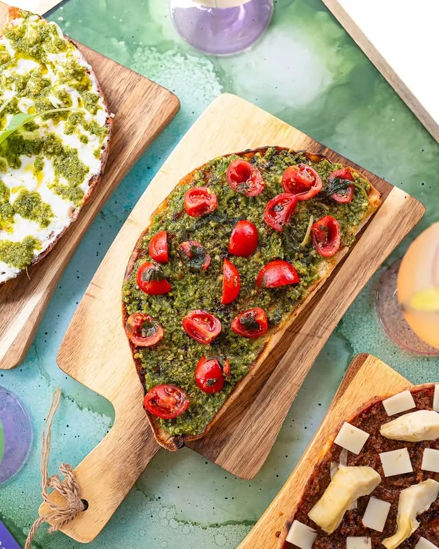 Pizza rectangulaire servie chez Nino Fresco